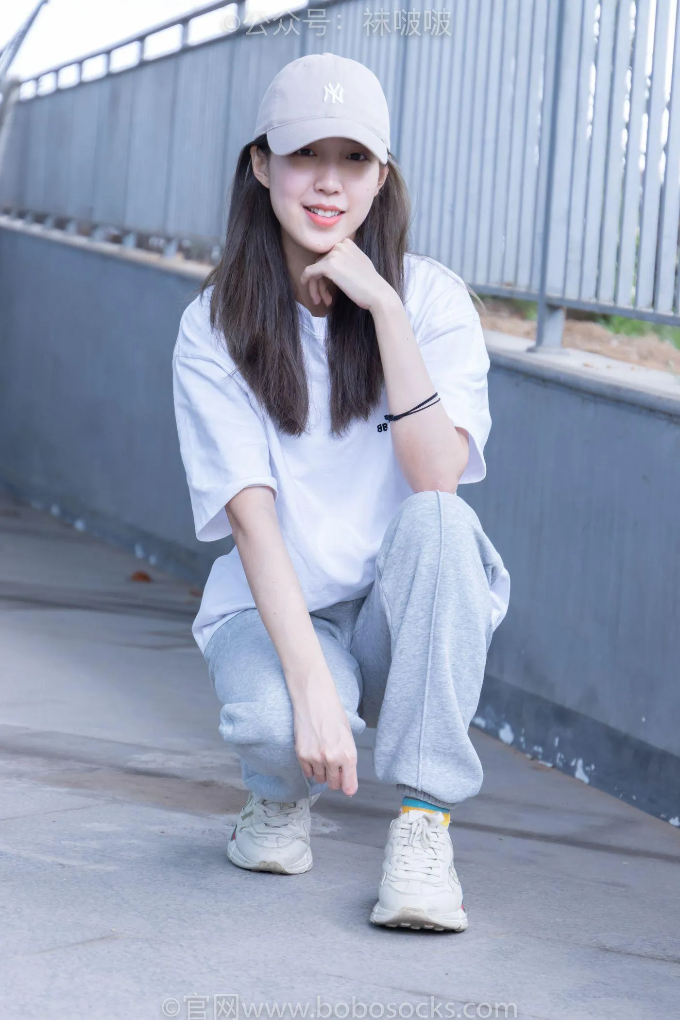 [BoBoSocks袜啵啵]NO.012 泡芙-运动鞋、白棉袜、裸足 [132P]插图1